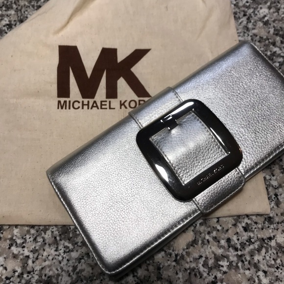 🎄🎁 Michael Kors Clutch - Picture 1 of 4